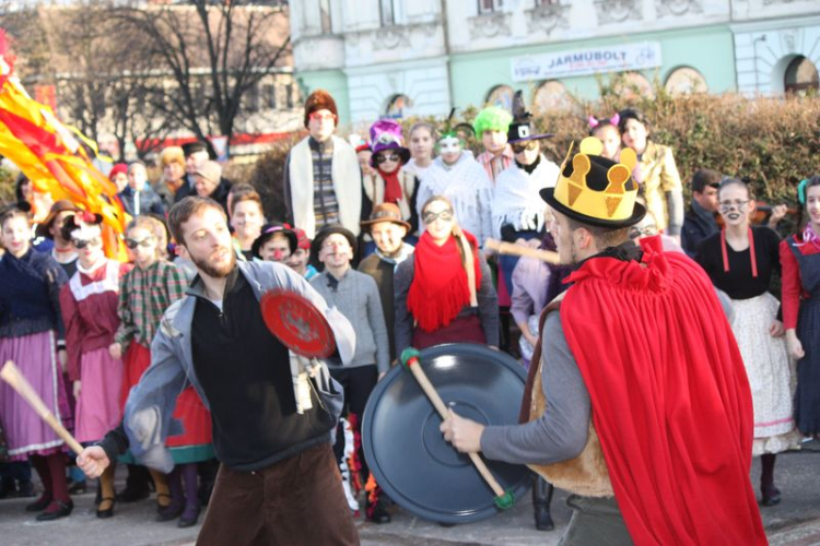 Farsangi felvonulás és mulatság a Pántlikával