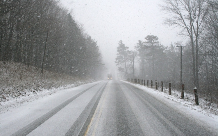 Marad a tél – tartsák be a téli közlekedésre vonatkozó szabályokat! 