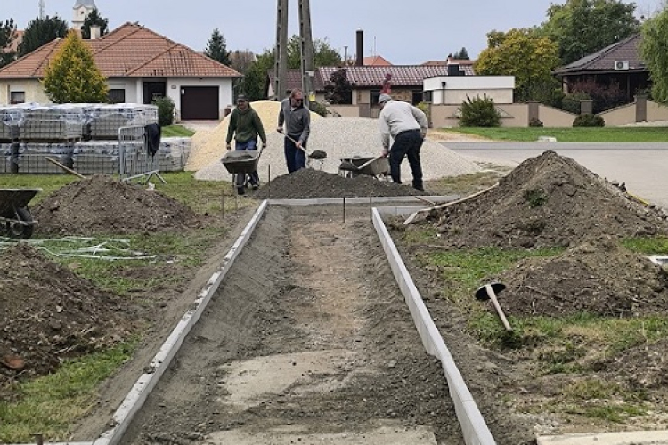 Újabb járda épült Rábatamásiban