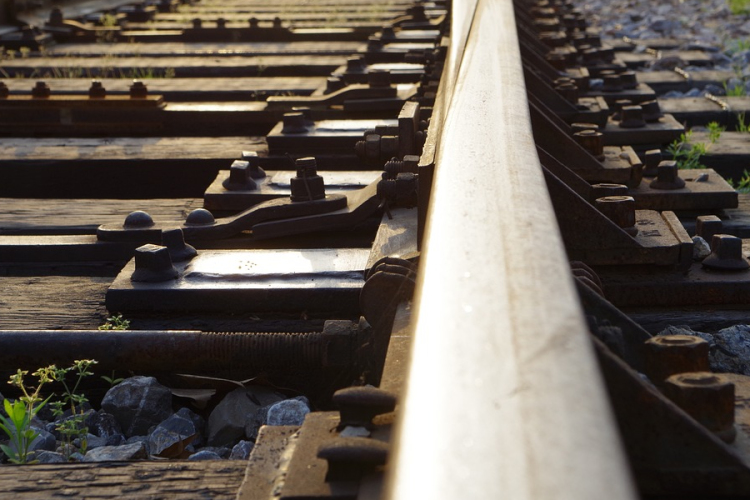 Újabb vasúti átjárókat zárnak le vágányszabályozás miatt