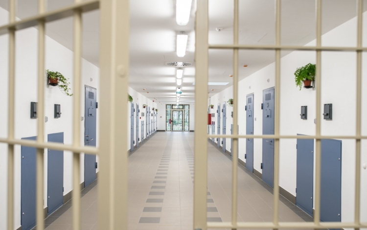 Kirabolta társait egy visszaeső bűnöző az egri börtönben
