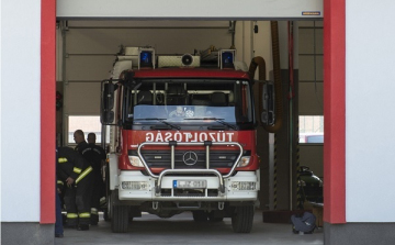 Halálos balesetet okozott egy kidőlt fa, Kapuváron kigyulladt egy étterem konyhája