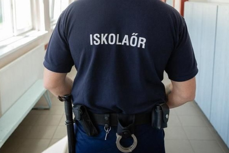 Csornai iskolába is keres iskolaőrt a rendőrség