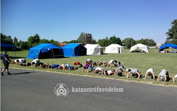 Ifjú tűzoltók táboroznak Sáráspusztán