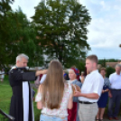 Tisztelgés és virágok elhelyezése a szanyi templomtéren lévő Szent István szobornál