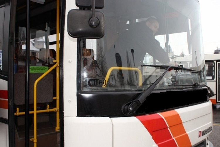 A mai naptól nem lehet készpénzzel jegyet váltani a buszokon
