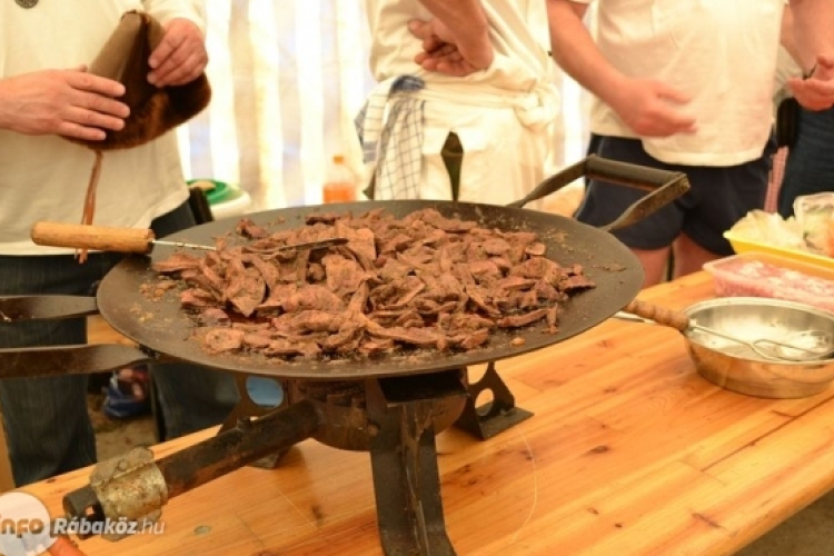 Már lehet nevezni az idei Kapuvári Böllérmáj Fesztivál főzőversenyeire