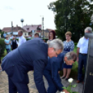 Tisztelgés és virágok elhelyezése a szanyi templomtéren lévő Szent István szobornál