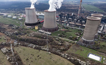 A kormány vagy hazudott, vagy kristálygömbből jósolja a magyar energiapolitikát