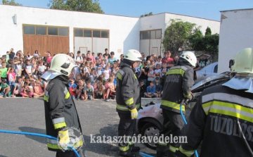 Nyílt napon ismerkedtek a kapuvári gyerekek a tűzoltók munkájával