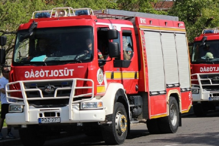 Árokba borult egy cseppfolyósított szén-dioxidot szállító kamion Enesénél