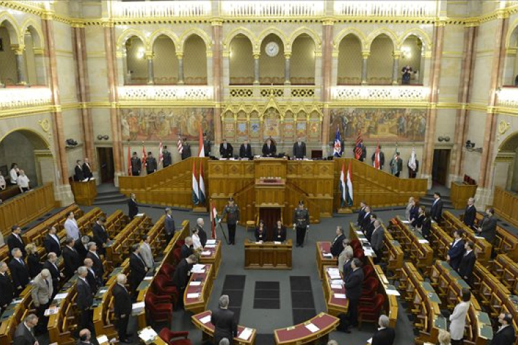 Az alaptörvény hetedik módosításáról szavaz ma a parlament