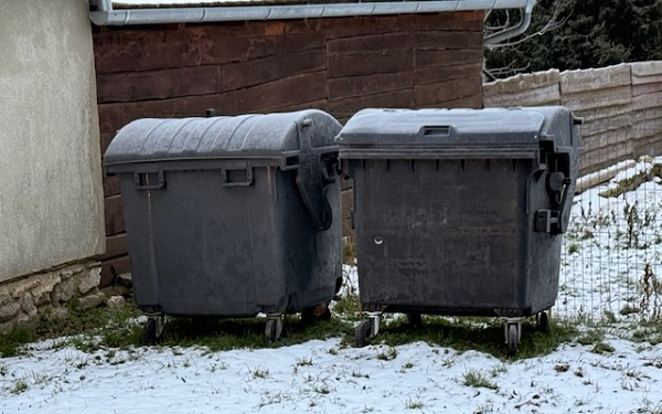 Ivánban új szemetes konténereket tettek ki a temetőben