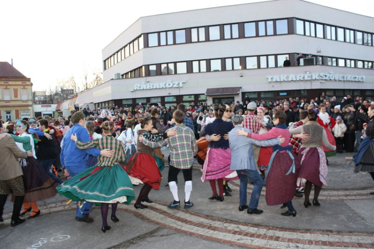 Farsangi felvonulás és mulatság a Pántlikával