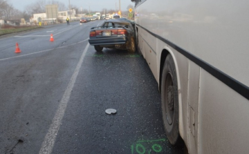 Figyelmetlenül váltott sávot, összeütközött a busszal