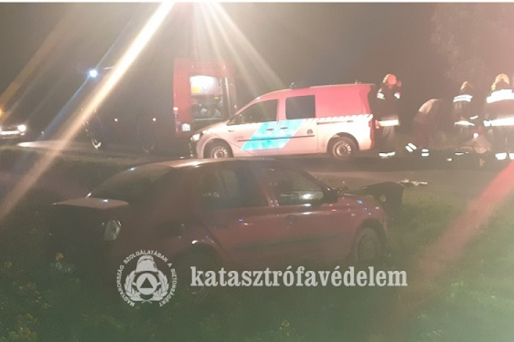 Égő faházat oltottak, autó alá szorult embert, balesetet szenvedett motorost mentettek