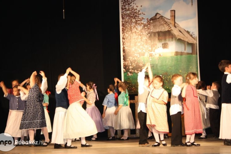 Pótbeíratás a csornai néptánciskolában