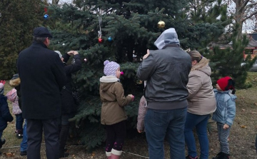 Saját díszeikkel díszítették a falu lakói a mindenki karácsonyfáját Kónyban