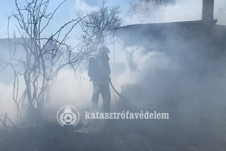 Villanymozdony, családi ház és hulladék is égett