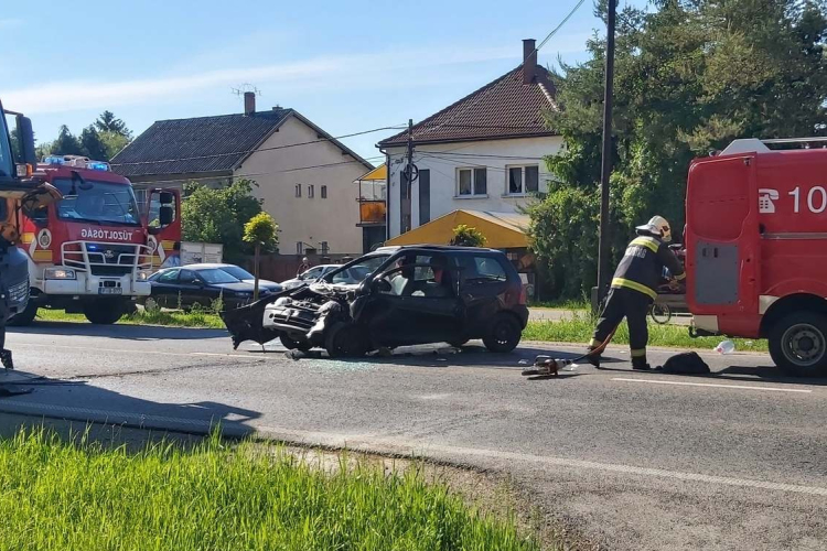 Frontálisan ütközött egy személyautó és egy teherkocsi Csornán az egykori határőrlaktanya előtt