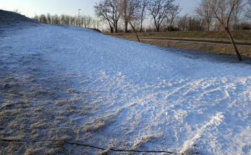 Szánkózódombot csináltak Kónyban a gyerekeknek