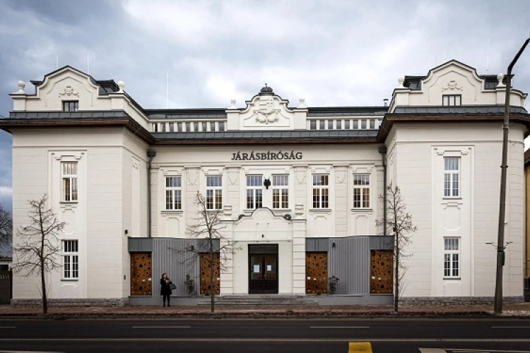 Átadták a Csornai Járásbíróság felújított épületét