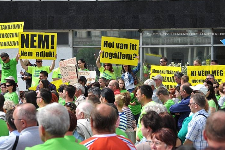 Tüntetés és élőlánc a befogadó állomás ellen