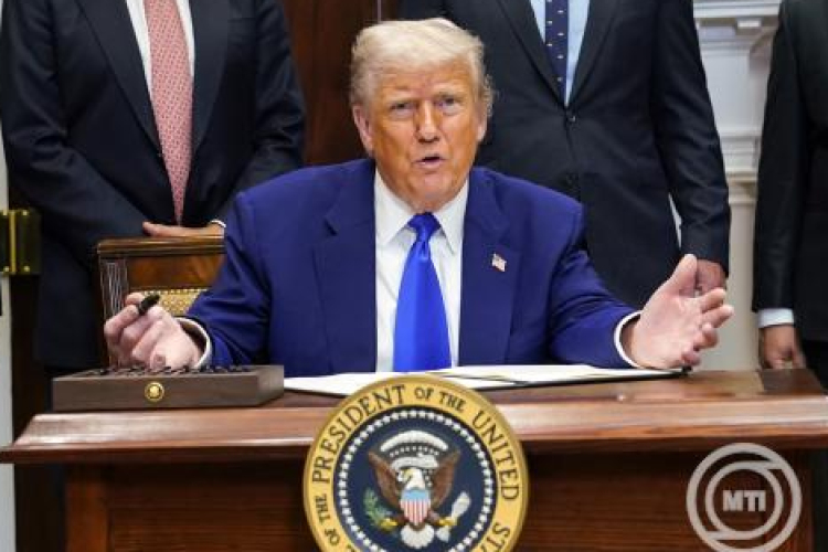 Donald Trump hétfőn tárgyal Vlagyimir Putyinnal