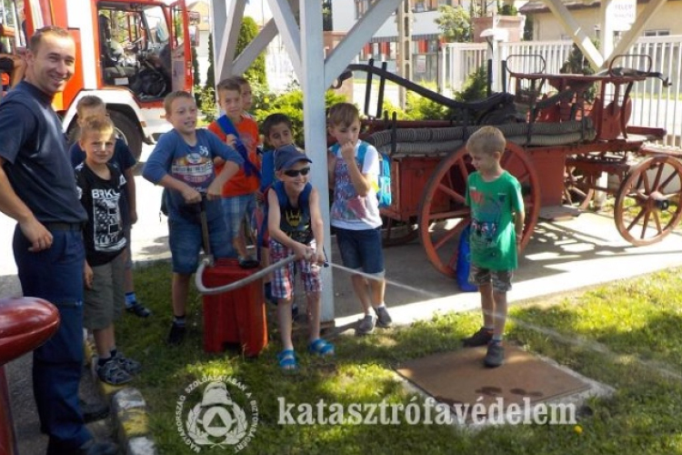 A tűzoltó fecskendő a meleg ellen is jó