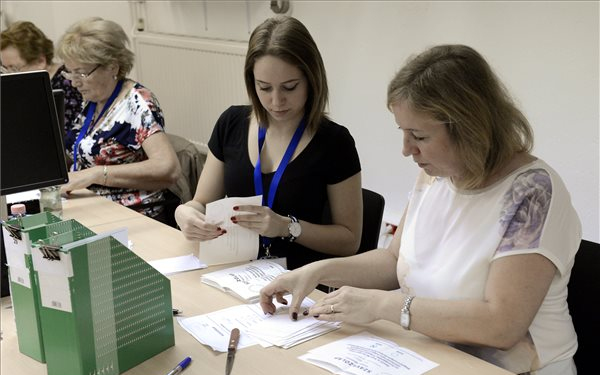 Népszavazás - a szavazók 98,32 százaléka voksolt nemmel