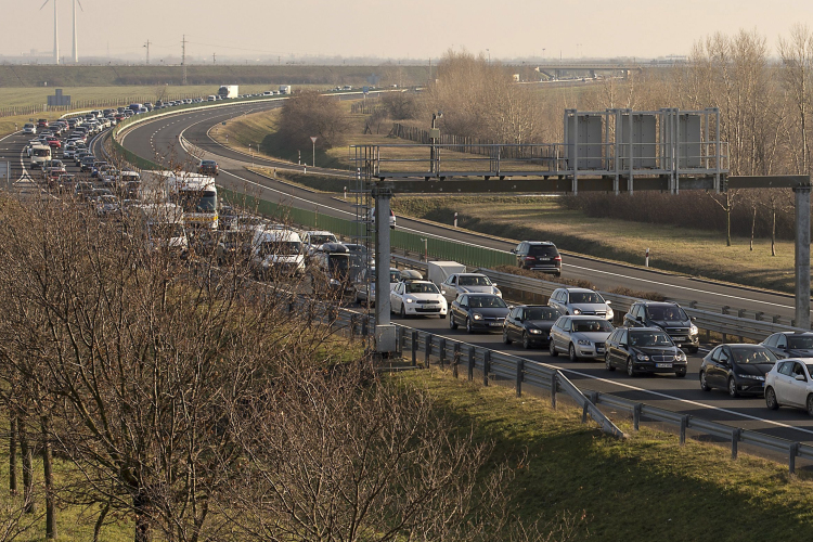 Több kilométeres a torlódás az M1-esen Budapest felé