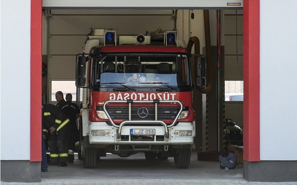 Tűz liftben és raklapüzemben