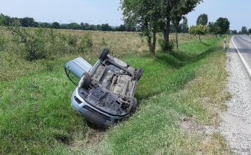 A vétlen autós borult az árokba a 85-ös főúton