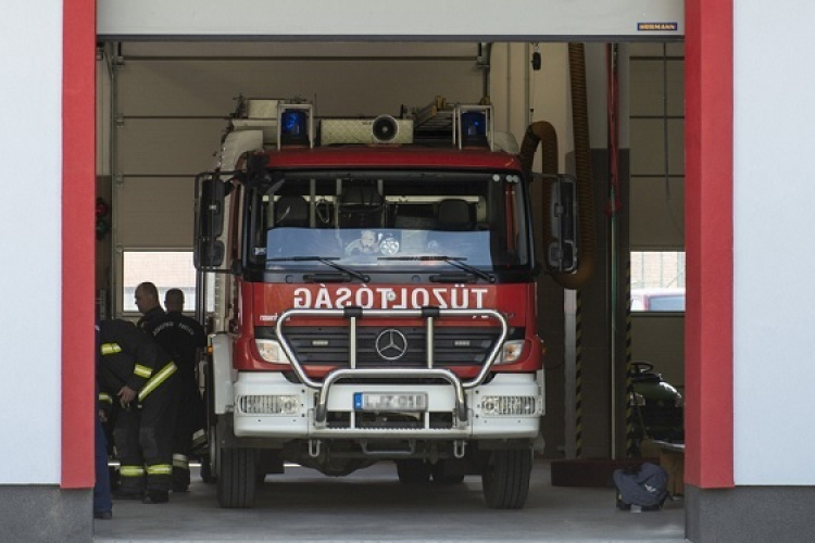 Autók, motorok törtek, bálázógép égett