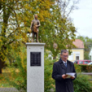 Cigány zenészek emlékoszlopára szobor felhelyezése Szanyban