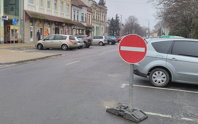 Egyirányú marad-e Csornán az áruház előtti tér?