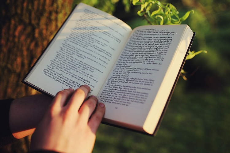 Betűfaló tinik Beledben