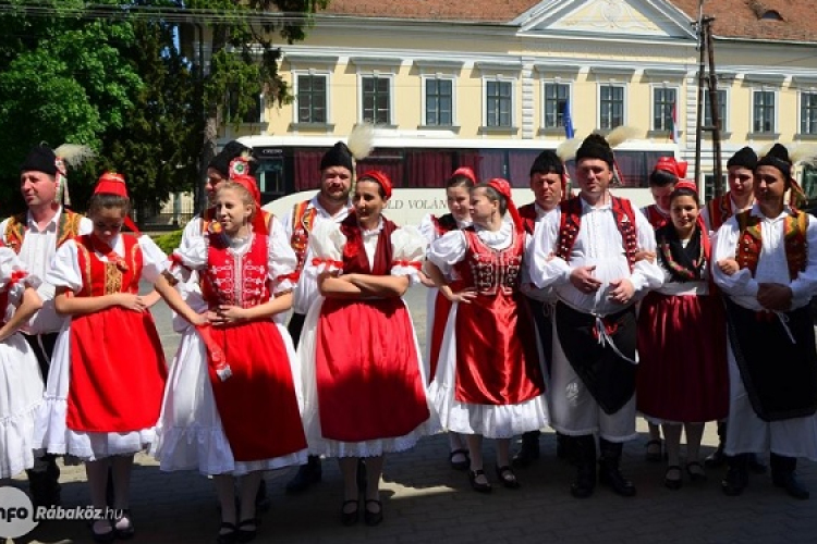 Hogy táncolják ma Kapuvár és Szany hagyományos néptáncait?