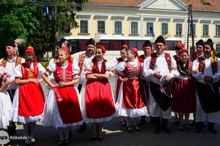 Hogy táncolják ma Kapuvár és Szany hagyományos néptáncait?