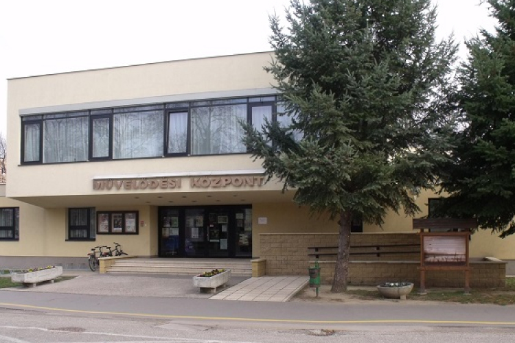 A Kóbor család festményeiből nyílik kiállítás Csornán