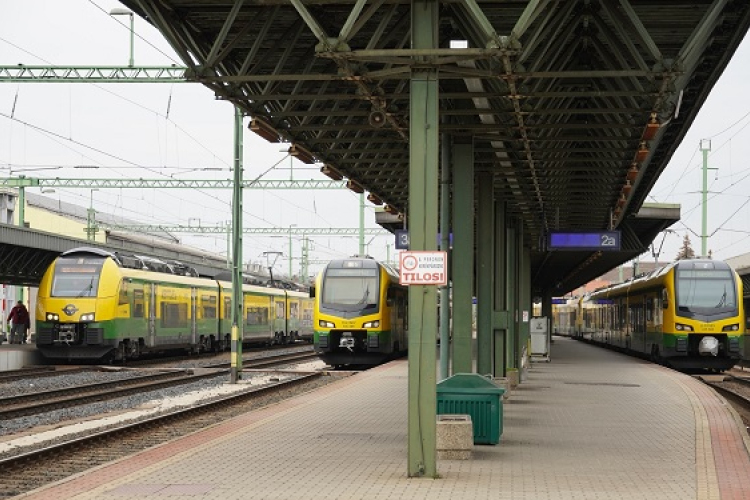 A Csorna-Pápa vasútvonalat is átvette a GYSEV