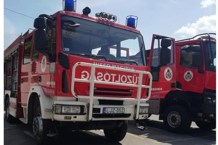 Halálos balesethez, szabadtéri tűzhöz is vonultak a tűzoltók