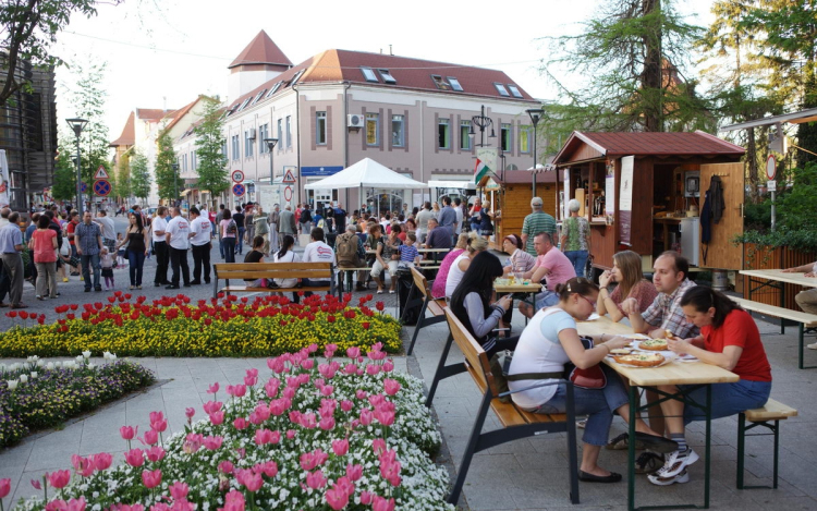 Nyitottság és megújulás, egyenlő fejlődés