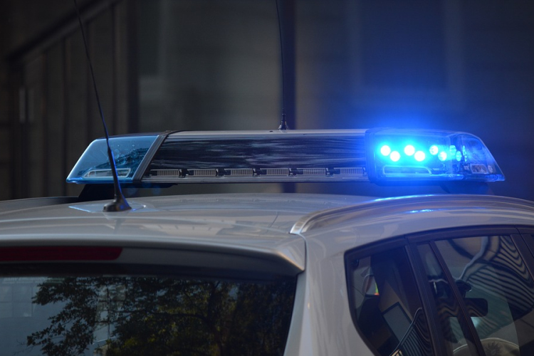 Elmenekült a rendőrök elől, kilőtték a gumijait