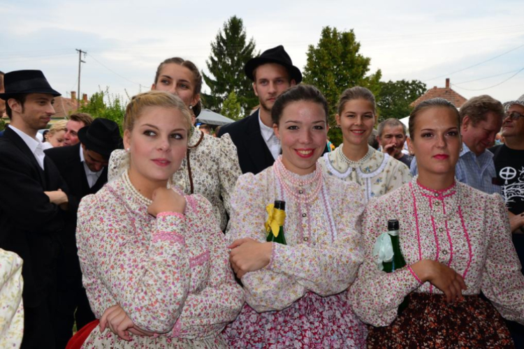 A Csornai Pántlika Néptáncegyüttes szereplése a kisbaboti babfesztiválon.