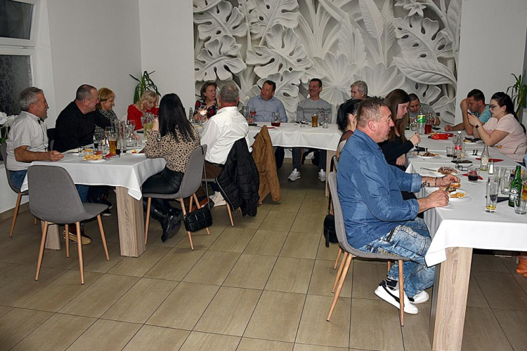 A Vág SE sportbált rendezett Vágon a Rábaparti Étterem és Pizzériában.