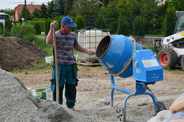 Finisben a műfüves pálya építése Szanyban