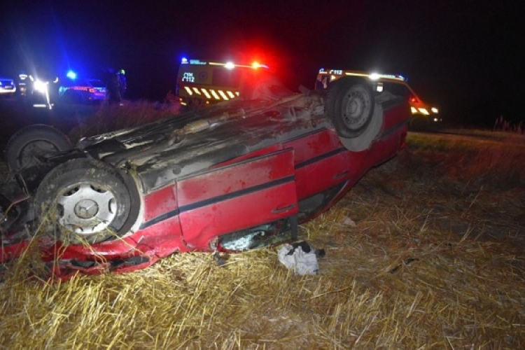 Vélhetően a sofőr ittassága miatt lesodródott az útról, és a tetejére borulva állt meg egy autó Szanynál