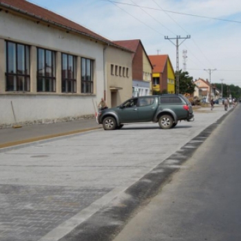 Személygépkocsi parkolók épültek Szanyban
