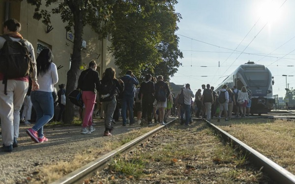 Hatszor kell le- és felszállnia annak, aki vonattal utazik a Szombathely-Csorna-Budapest vasútvonalon